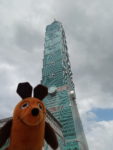 Also sind  wir ein bisschen den Weg zu Fuß gegangen,nicht zu viel. 
Zunächst hat die Maus wenige Fotos vom Taipeh 101 gemacht, weil sie Hunger hatte.
Die Maus hat mir gesagt: "Ich bin sehr hungrig!"