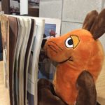 Die Maus liest einen Comic.