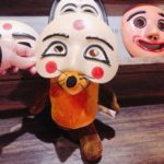 Die Maus probiert eine koreanische Maske an.